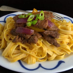 Tallarines a la Huancaína con Lomo Saltado - Imagen 1