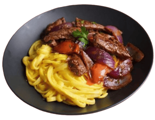 Tallarines a la Huancaína con Lomo Saltado